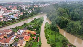 Zvednutá hladina řeky Moravy ve Veselí nad Moravou.