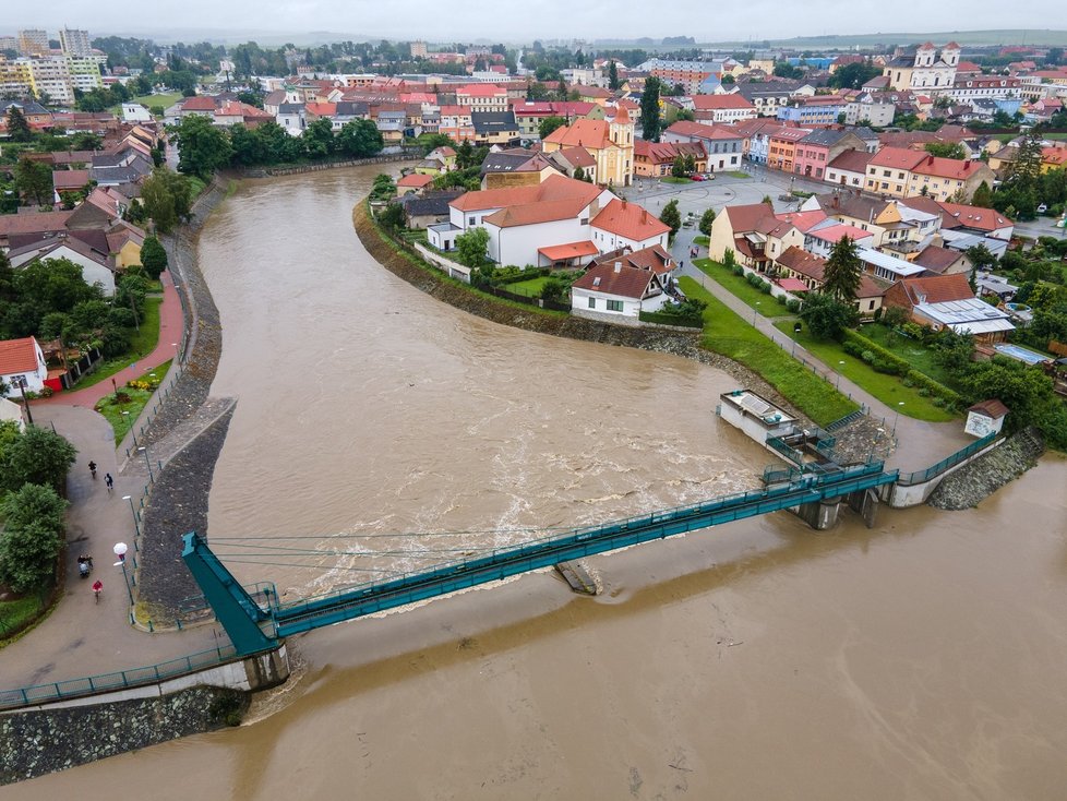 Zvednutá hladina řeky Moravy ve Veselí nad Moravou.