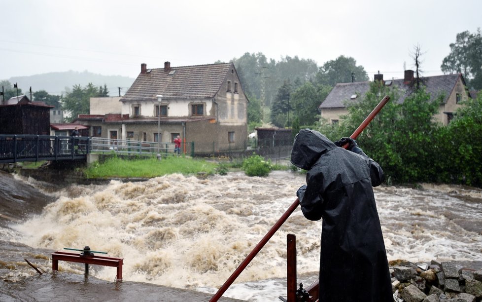 Vzedmutá Smědá ve Frýdlantu.