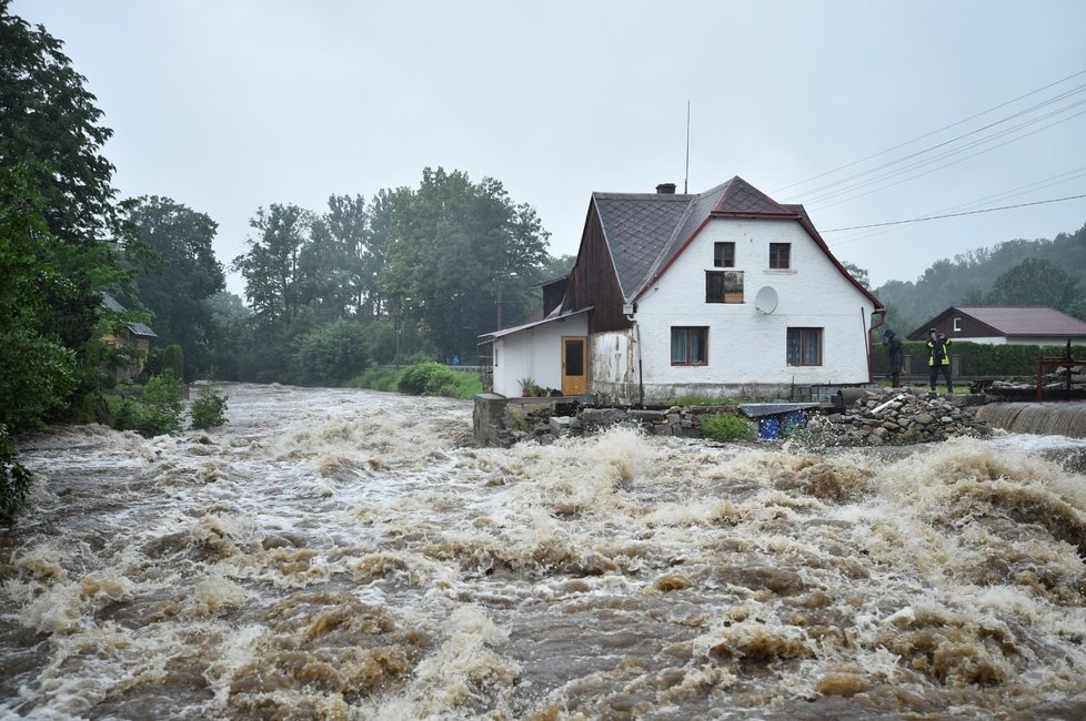 Vzedmutá Smědá ve Frýdlantu.