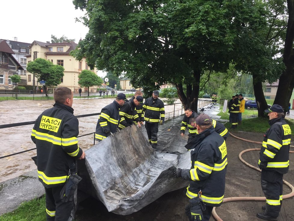 Ve Frýdlantu stavějí hasiči provizorní hráze z pytlů s pískem.