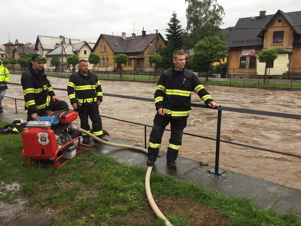 Ve Frýdlantu stavějí hasiči provizorní hráze z pytlů s pískem.