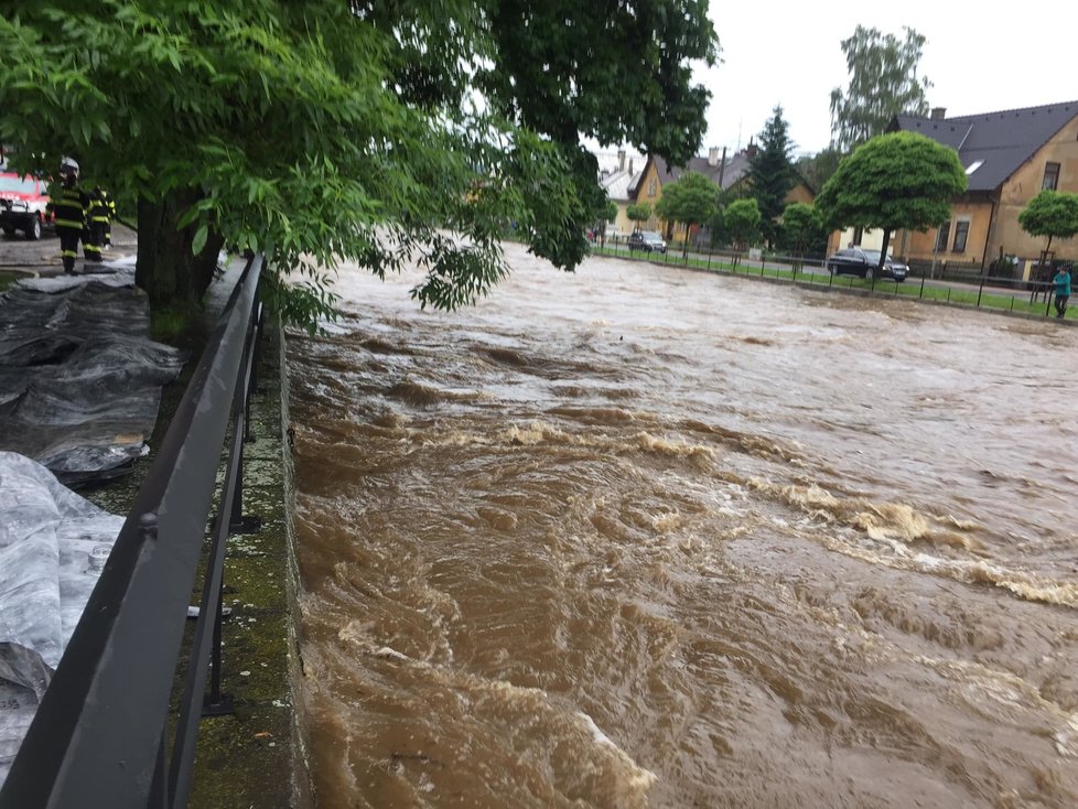 Ve Frýdlantu stavějí hasiči provizorní hráze z pytlů s pískem.