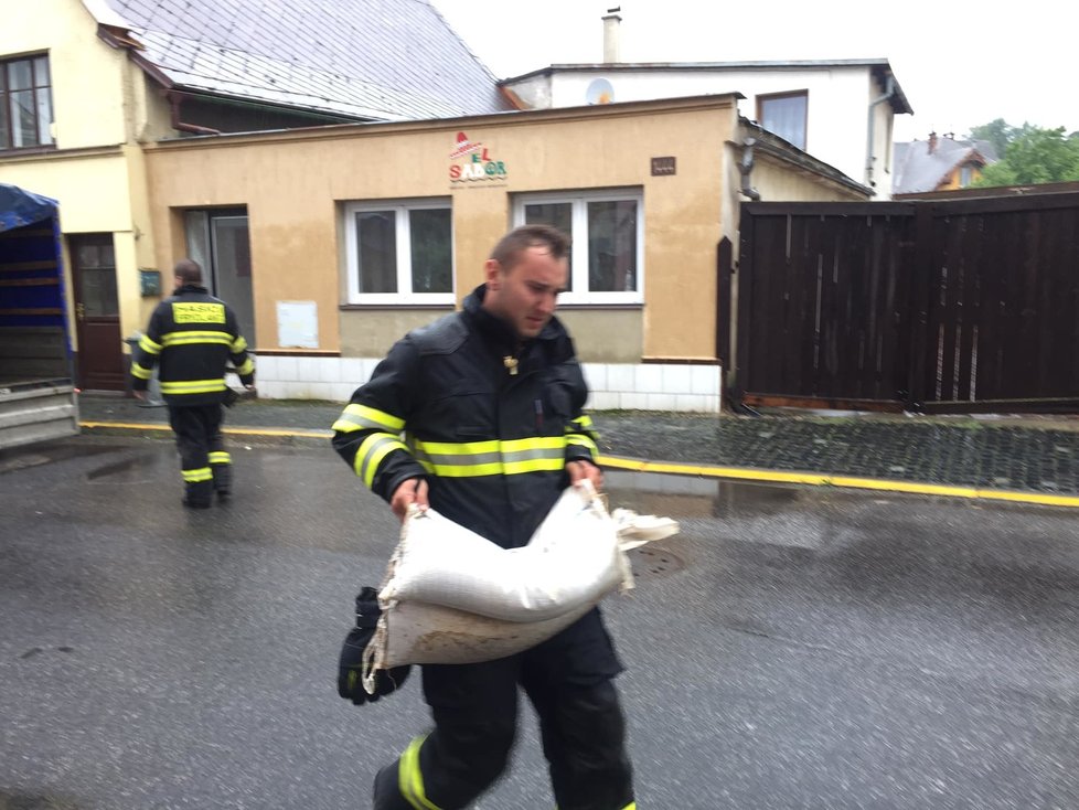 Ve Frýdlantu stavějí hasiči provizorní hráze z pytlů s pískem.