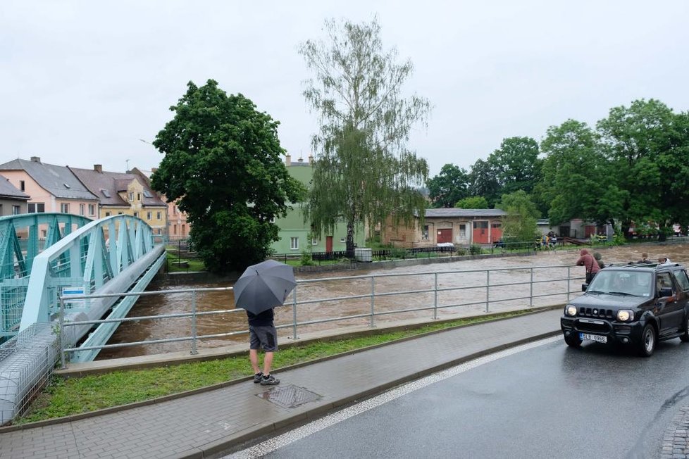 Ve Frýdlantu se rozvodnila řeka Smědá.