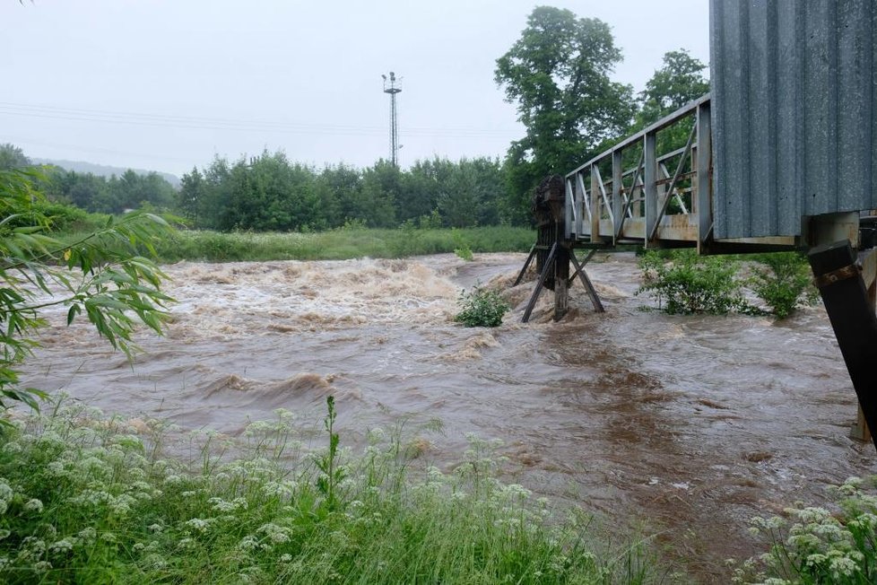 Ve Frýdlantu se rozvodnila řeka Smědá.