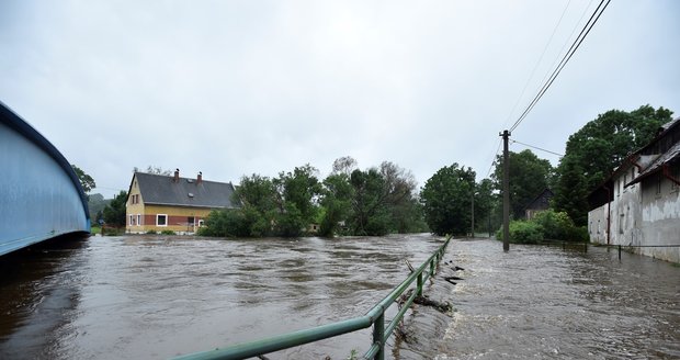 Rozlitá Smědá ve vesnici Předlánce, místní části obce Višňová.