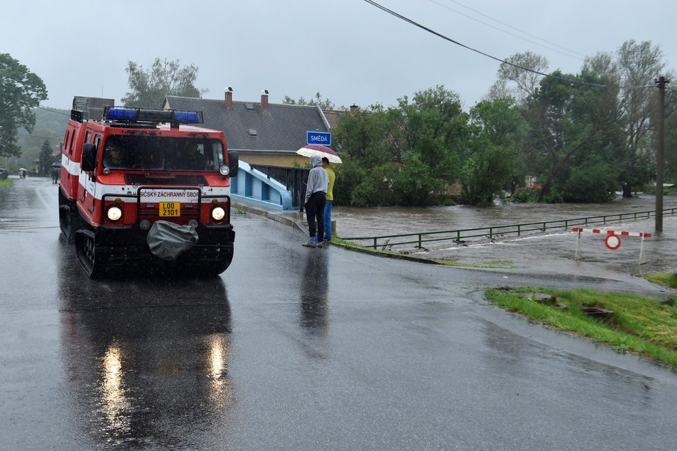 Zaplavené jsou také silnice třetích tříd podél toků v oblasti Višňové a Černous. Na snímku je situace na Smědé ve vesnici Předlánce, místní části obce Višňová.