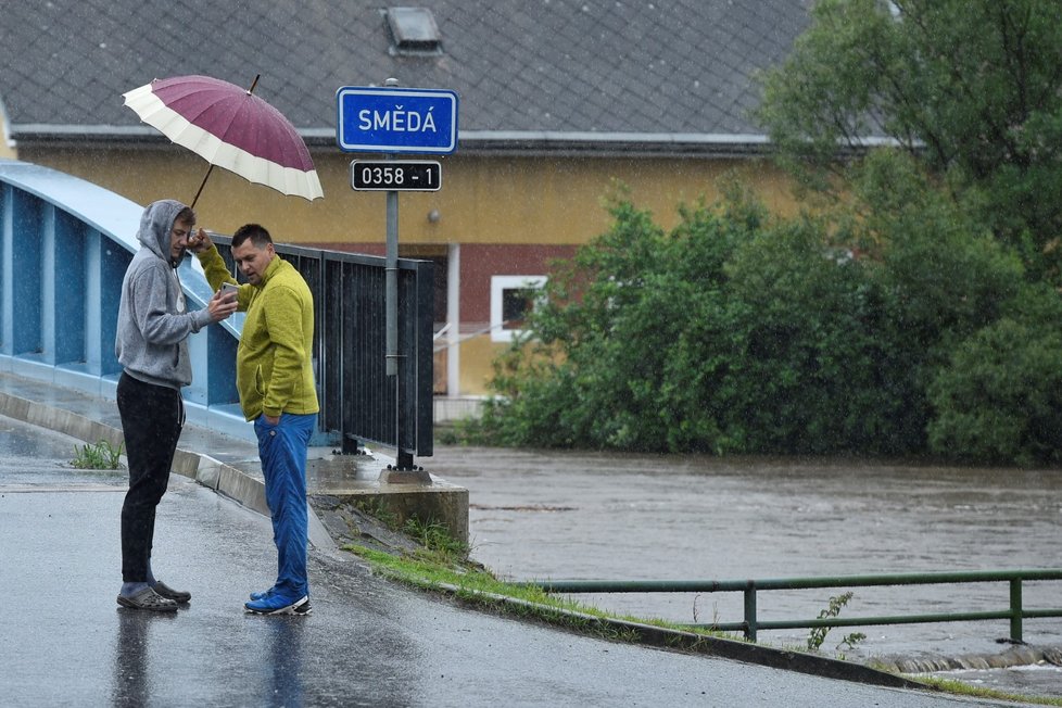 Zaplavené jsou také silnice třetích tříd podél toků v oblasti Višňové a Černous. Na snímku je situace na Smědé ve vesnici Předlánce, místní části obce Višňová.