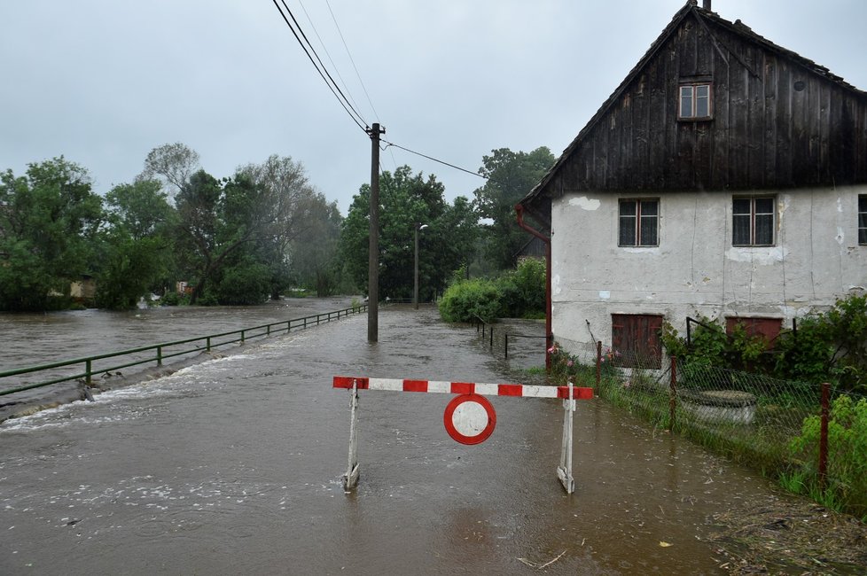 Zaplavené jsou také silnice třetích tříd podél toků v oblasti Višňové a Černous. Na snímku je situace na Smědé ve vesnici Předlánce, místní části obce Višňová.