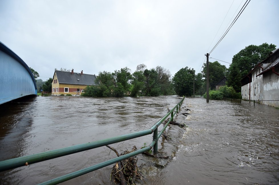 Rozlitá Smědá ve vesnici Předlánce, místní části obce Višňová.