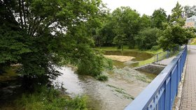 Vydatné deště zvedly 21. června 2020 hladinu říčky Klenice, která se na některých místech Mladé Boleslavi vylila z břehů.
