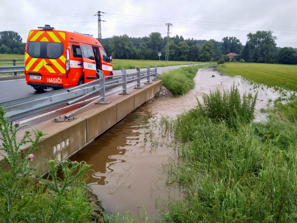 Hasiči v Pardubickém kraji měli napilno i v noci na neděli.