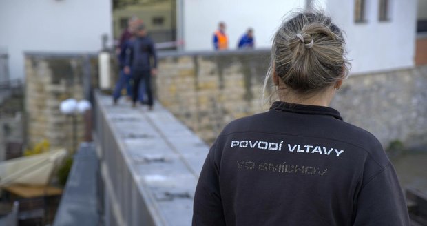 Kvůli vzestupu hladiny Vltavy po vydatných deštích se dnes večer v Praze preventivně uzavřela protipovodňová vrata na Čertovce a náplavky.  (16.4.2023)