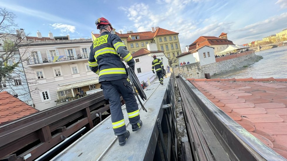 Kvůli vzestupu hladiny Vltavy po vydatných deštích se dnes večer v Praze preventivně uzavřela protipovodňová vrata na Čertovce a náplavky (16. 4. 2023).