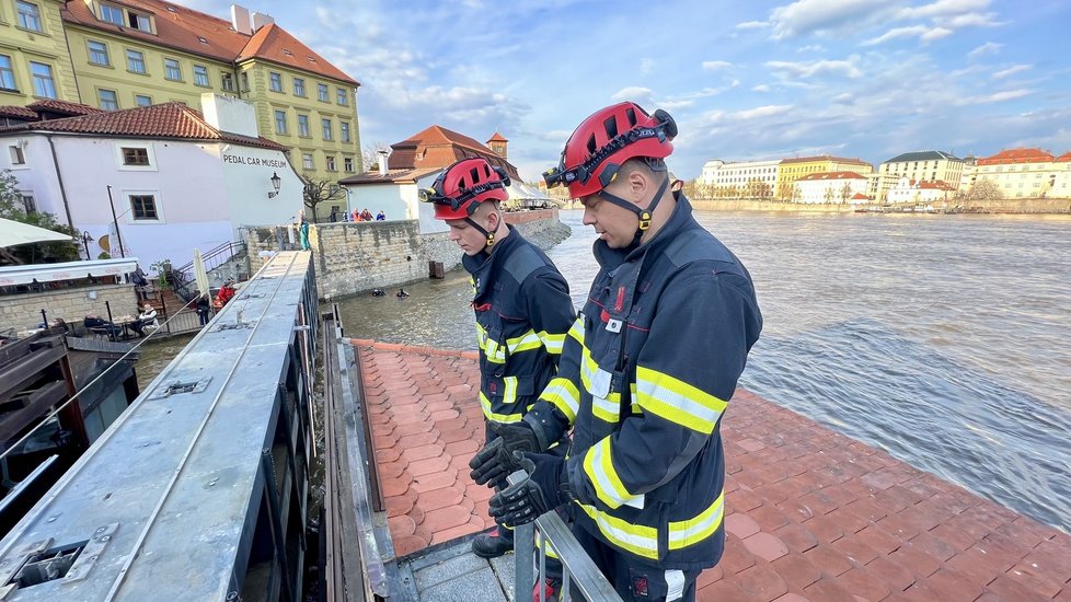 Kvůli vzestupu hladiny Vltavy po vydatných deštích se dnes večer v Praze preventivně uzavřela protipovodňová vrata na Čertovce a náplavky (16. 4. 2023).