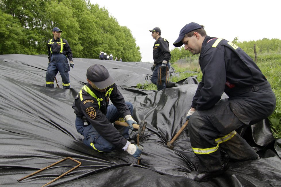 Šestatřicet jednotek hasičů z několika okresů pokračovalo 18. května ve zpevňování hráze řeky Moravy u Hodonína, která má ochránit obce pod Hodonínem před povodněmi. Na hrázi začali hasiči pracovat již v pondělí večer.