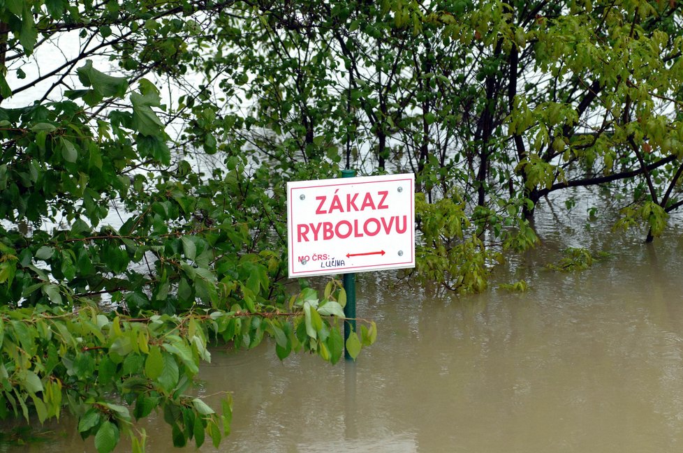 Jediná přehrada na severní Moravě, která 18. května mohla ještě ovládat průtok vody, byly Žermanice na řece Lučině. Do bezpečnostního přepadu na hrázi zbývalo dopoledne podle pracovníků Povodí Odry asi 30 centimetrů.