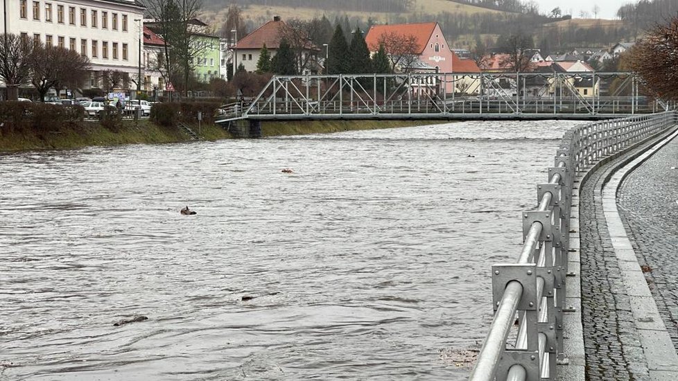 Rozvodněná Otava u Sušice. (4.1.2022)