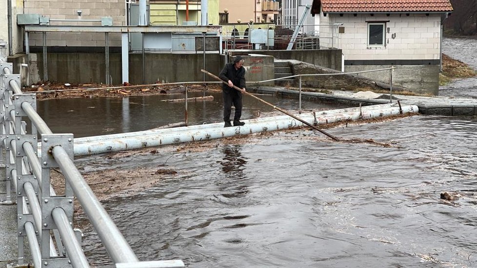 Rozvodněná Otava u Sušice. (4.1.2022)