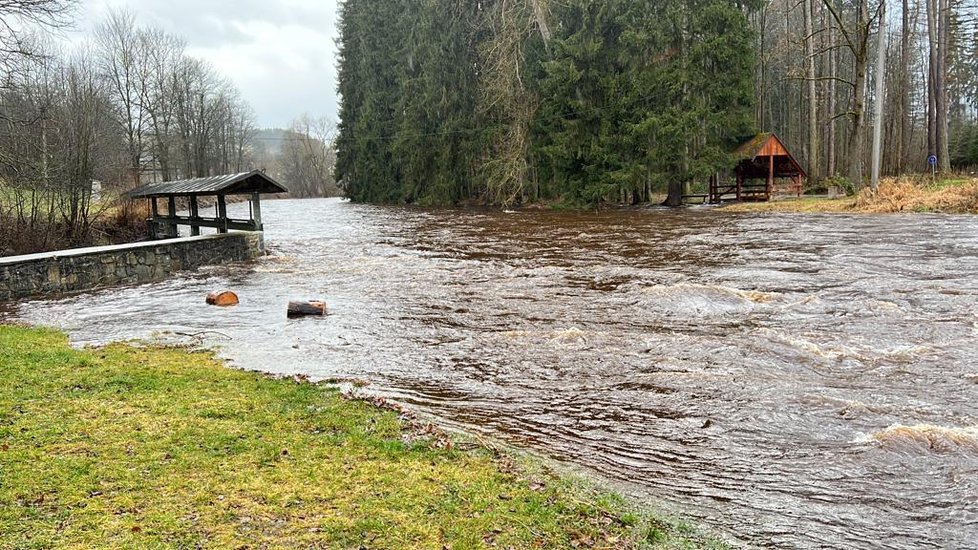 Rozvodněná Otava u Sušice. (4.1.2022)