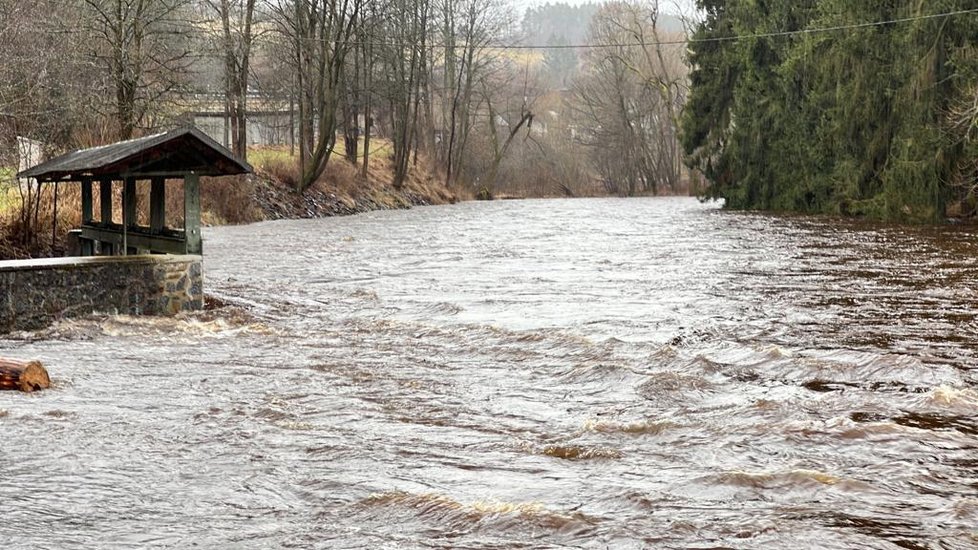 Rozvodněná Otava u Sušice. (4.1.2022)