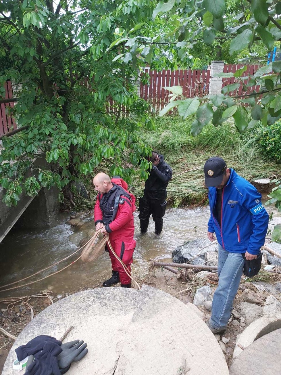 Do pátrání po seniorce v Oskavě nasadila policie i potápěče.