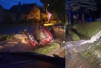 Povodňové drama na Olomoucku, sledujte radar Blesku. Jedna oběť, po babičce (74) pátrá vrtulník