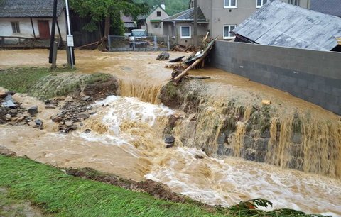 Na východ Česka se vrací bouřky, na jihu už zuří. Hrozí i povodně, sledujte radar Blesku