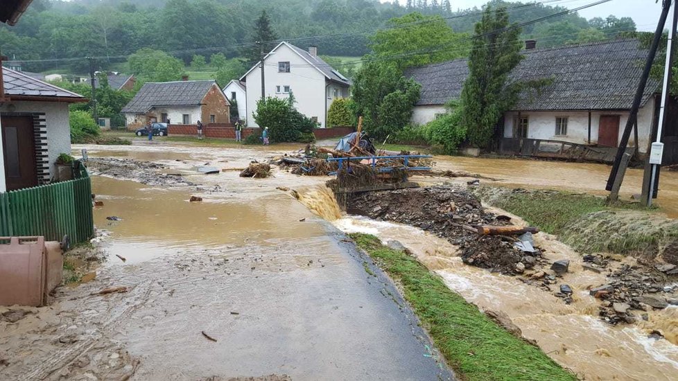 Takhle řádila blesková povodeň v Šumvaldu.