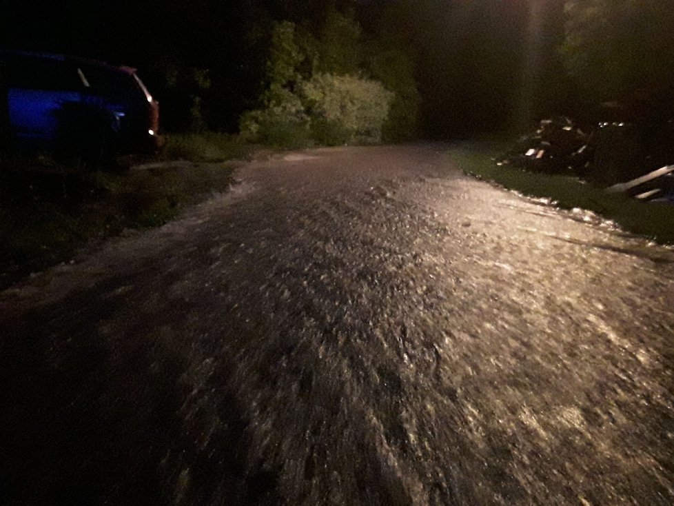 Hasiči evakuovali v Olomouckém kraji několik obcí, zachránili desítky lidí.