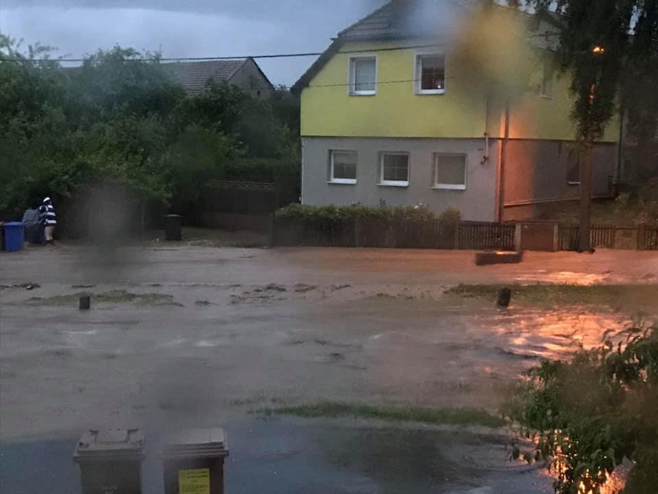 Hasiči evakuovali v Olomouckém kraji několik obcí, zachránili desítky lidí.