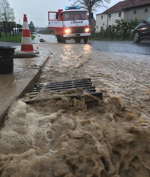 Hasiči z moravskoslezských Kateřinic nedaleko Vsetína se pochlubili snímkem valící se vody (23.5 2019)