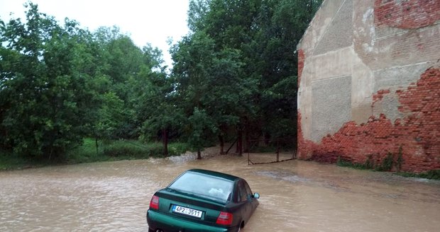 Přívalový déšť zaplavil část obce Kotovice na jihu Plzeňska (24. května 2018)