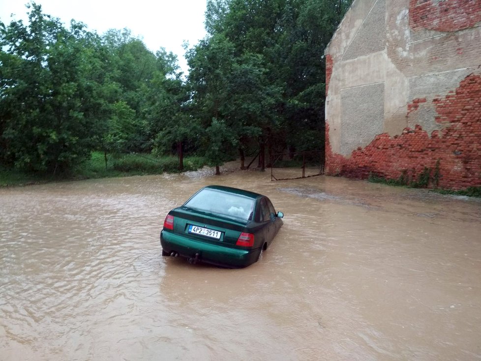 Přívalový déšť zaplavil část obce Kotovice na jihu Plzeňska (24. května 2018)