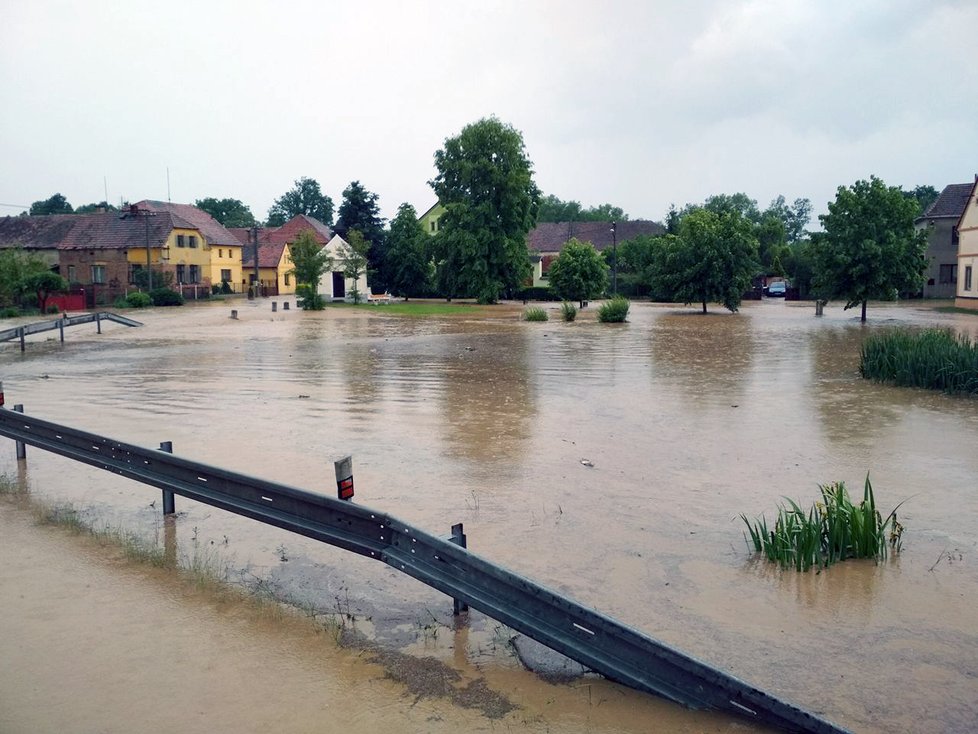 Přívalový déšť zaplavil část obce Kotovice na jihu Plzeňska (24. května 2018)