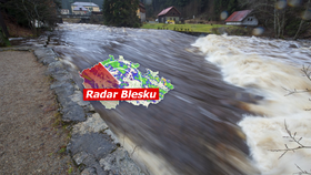 Velká voda v Česku opadá, hladiny řek a potoků kulminují. Sledujte radar Blesku