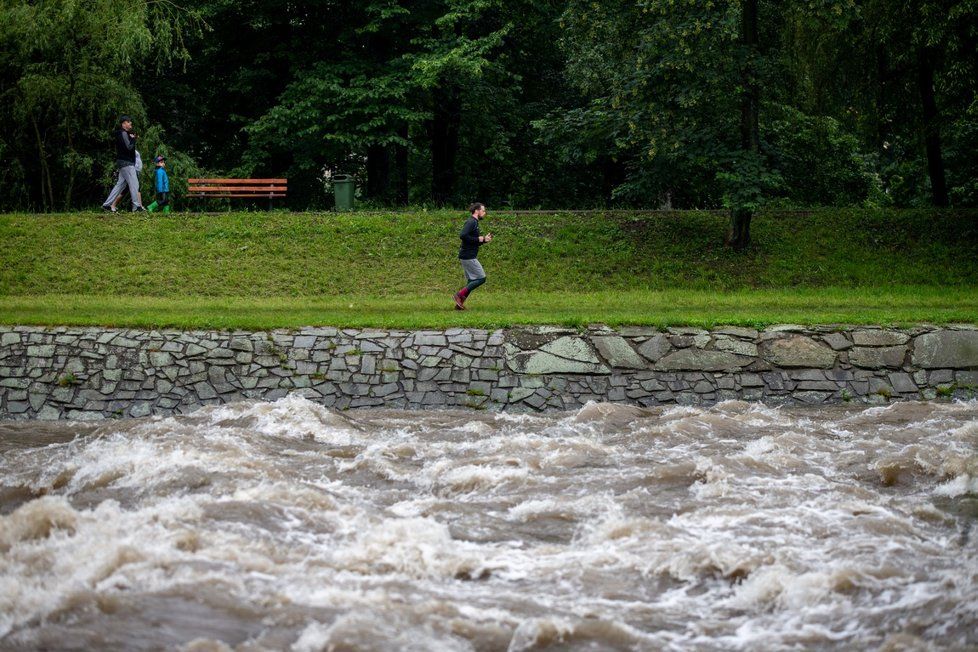 Při sjíždění řeky Morávka se ve Frýdku-Místku převrhl raft se třemi vodáky. Osmiletá holčička zemřela. Na snímku místo neštěstí.