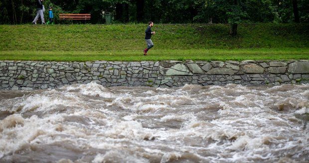 Obrovské neštěstí! Osm školáků se utopilo, děti skočily do řeky na pomoc kamarádovi