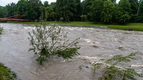 Při sjíždění řeky Morávka se ve Frýdku-Místku převrhl raft se třemi vodáky. Osmiletá holčička zemřela. Na snímku místo neštěstí.