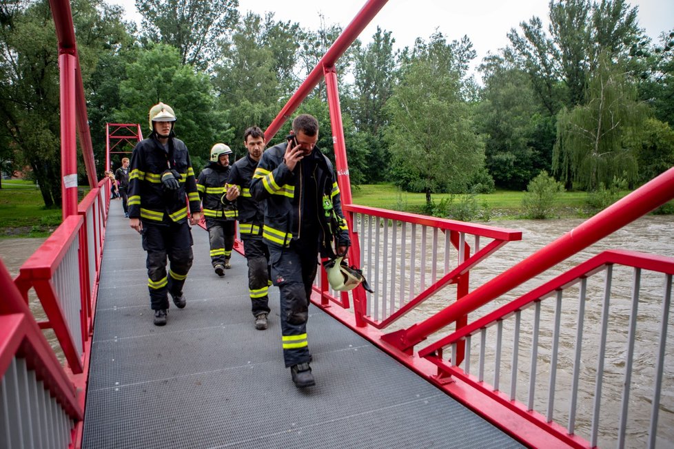 Při sjíždění řeky Morávka se ve Frýdku-Místku převrhl raft se třemi vodáky. Osmiletá holčička zemřela. Na snímku místo neštěstí.