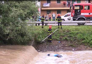 Ve Velké nad Veličkou na Hodonínsku se převrhly na jezu dva gumové čluny s vodáky středního věku.