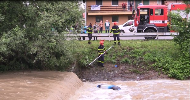 Hazardéři se životem: V rozvodněné Veličce se převrhli táta s dcerou na kanoi, muže vytáhli z vody v kritickém stavu