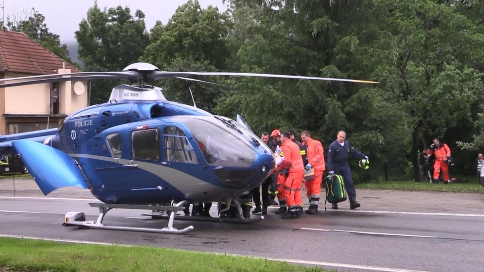 – Ve Velké nad Veličkou na Hodonínsku se převrhly dva gumové čluny s vodáky středního věku.