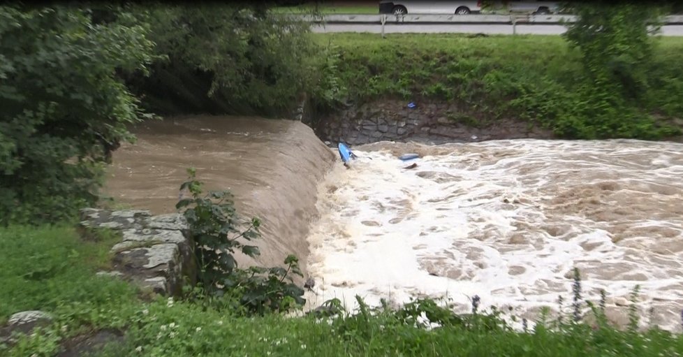 Ve Velké nad Veličkou na Hodonínsku se převrhly dva gumové čluny s vodáky středního věku.