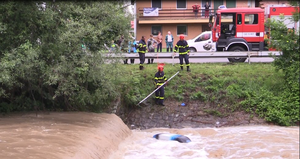 Ve Velké nad Veličkou na Hodonínsku se převrhly na jezu dva gumové čluny s vodáky středního věku.