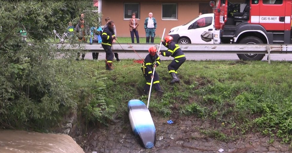 Ve Velké nad Veličkou na Hodonínsku se převrhly na jezu dva gumové čluny s vodáky středního věku.