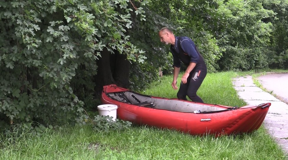 Ve Velké nad Veličkou na Hodonínsku se převrhly na jezdu dva gumové čluny s vodáky středního věku.