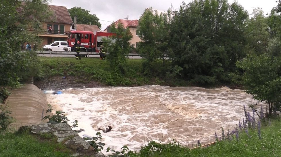 Ve Velké nad Veličkou na Hodonínsku se převrhly na jezdu dva gumové čluny s vodáky středního věku.