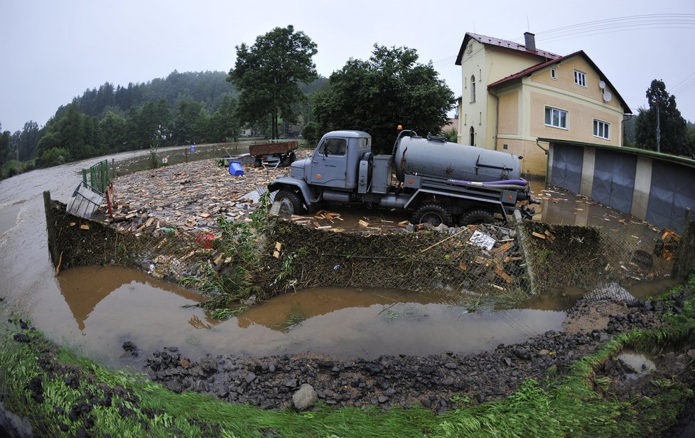 Škody, které zatím napáchala voda v Mníšku, se odhadují na miliony korun.